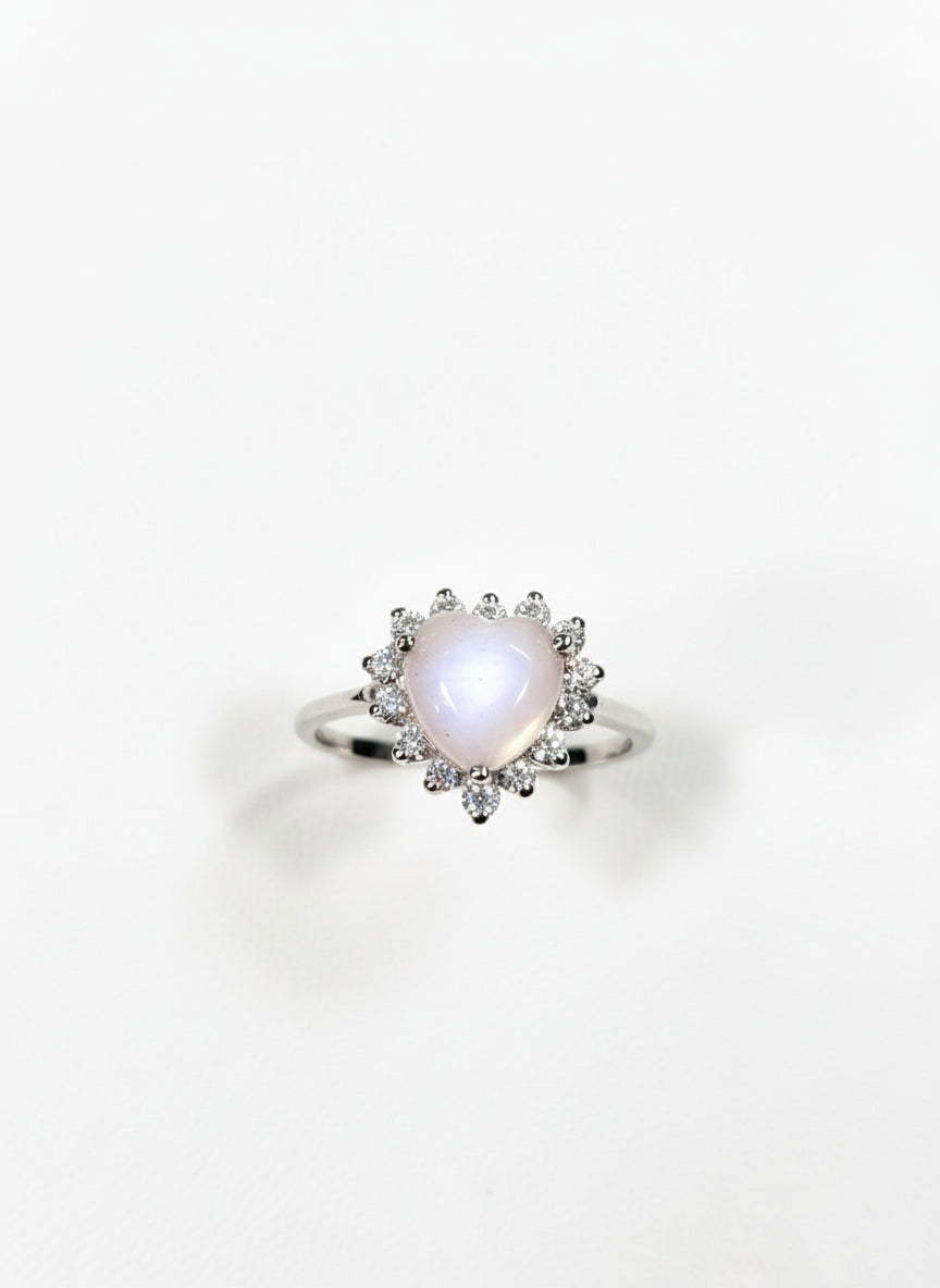 Anello con pietra di latte materno a forma di cuore e giro di diamanti