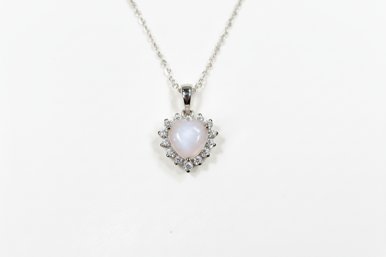 Ciondolo con pietra di latte materno a forma di cuore e giro di diamanti