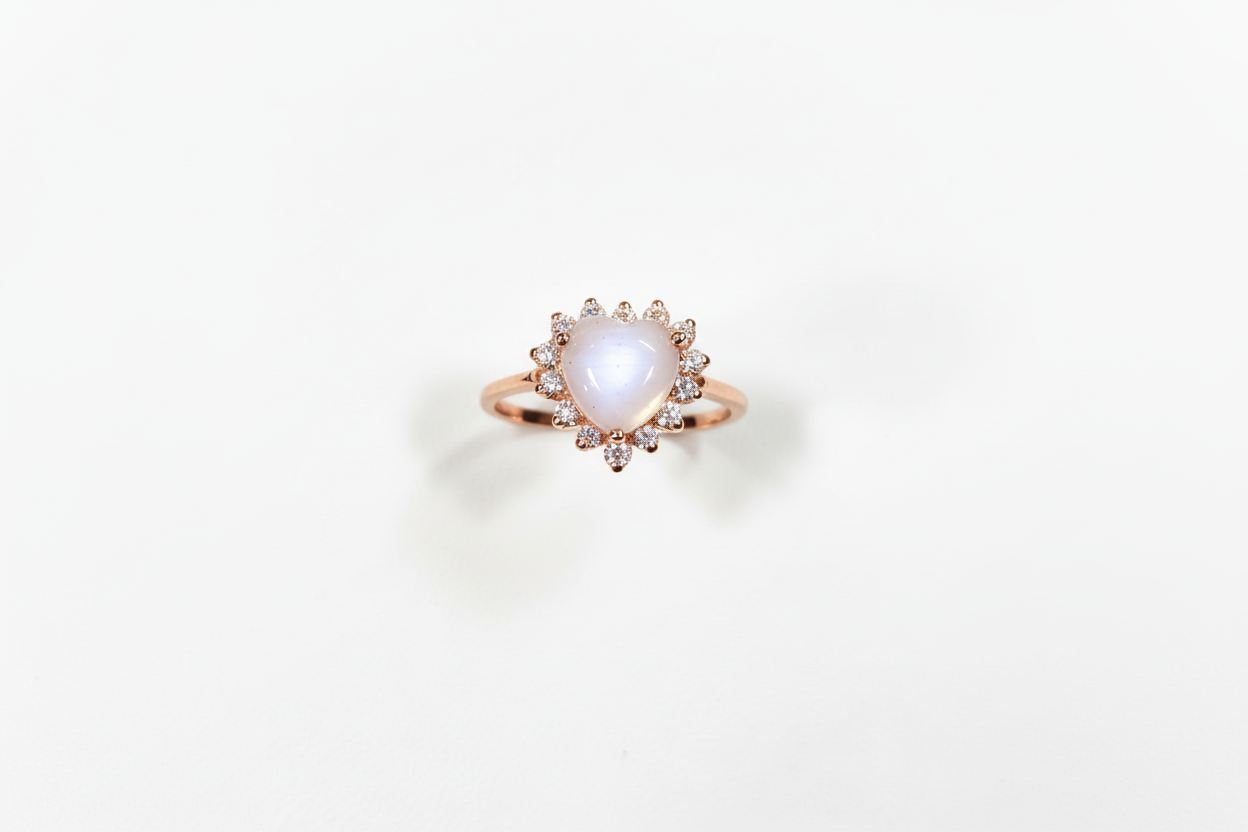 Anello con pietra di latte materno a forma di cuore in oro rosa 18 carati e giro di diamanti