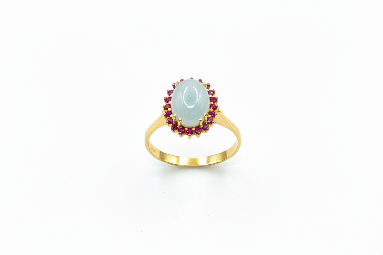 Anello con Pietra di Latte Materno a forma Ovale e Giro di Rubini in Oro Giallo 18 Carati