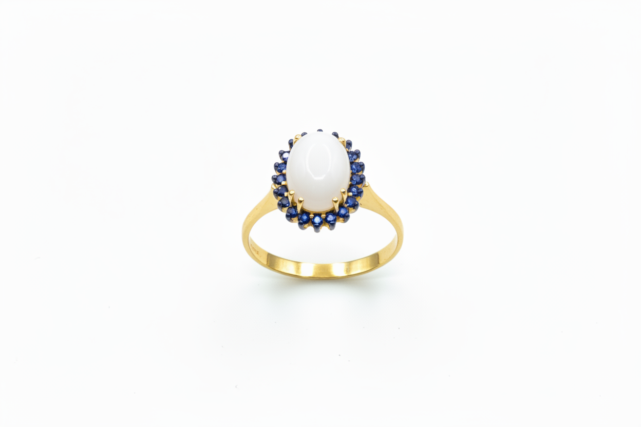 Anello con Pietra di Latte Materno a forma Ovale e Giro di Zaffiri in Oro Giallo 18 Carati