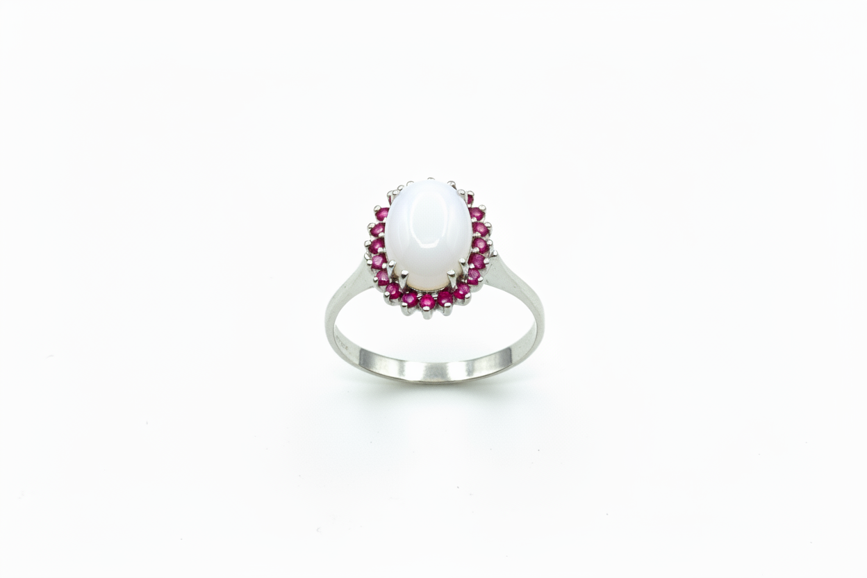 Anello con Pietra di Latte Materno a forma Ovale e Giro di Rubini in Oro Bianco 18 Carati