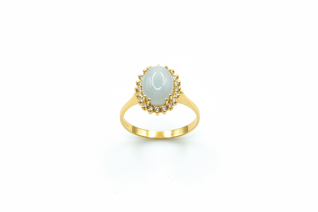 Anello con Pietra di Latte Materno a forma Ovale e Giro di Diamanti in Oro Giallo 18 Carati