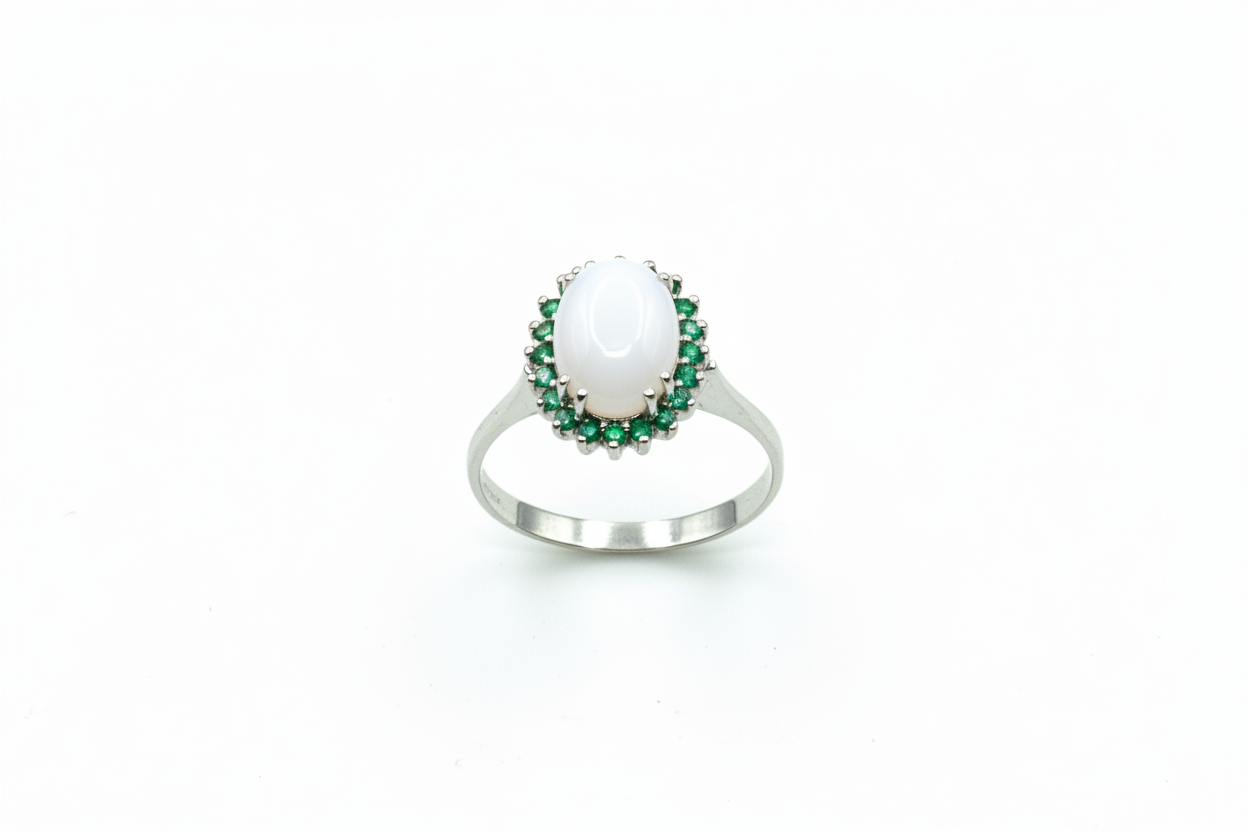 Anello con Pietra di Latte Materno a forma Ovale e Giro di Smeraldi in Oro Bianco 18 Carati